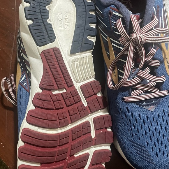 Women’s Brooks Athletic shoes. Size 9.5 B EXCELLENT CONDITION - Picture 4 of 6